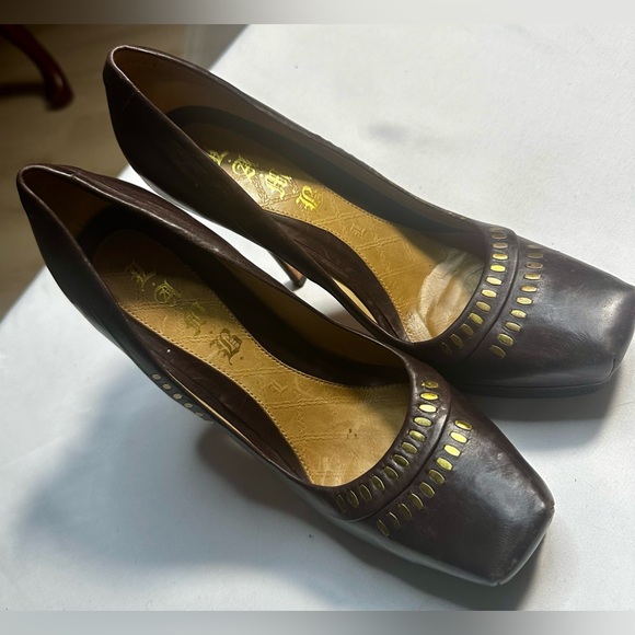 L.A.M.B. GWEN STEFANI Y2K Brown Leather Heels Gold Studded Accents Women’s 8.5 - Picture 3 of 12